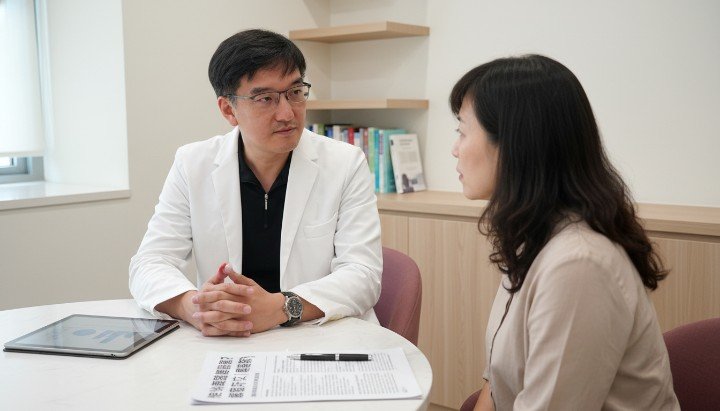 吳紹琥醫師於診間說明藥物耐受性成因 患者諮詢如何解決安眠藥物耐受性問題 透過專業療程緩解長期藥物耐受性困擾