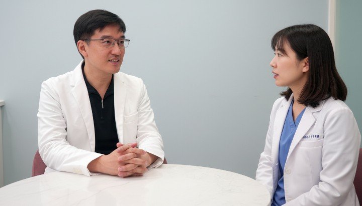 專業醫師細心分析肉毒自然效果施打點 不同品牌肉毒呈現肉毒自然效果之對比 診間模擬肉毒自然效果之術後預期結果 針對動態紋路優化肉毒自然效果的手法