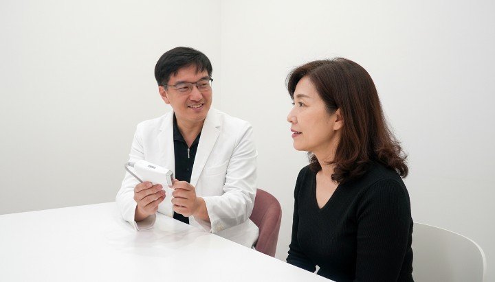 吳紹琥醫師專注於鳳凰電波頸部療程的細節操作 醫師使用鳳凰電波頸部探頭貼合下顎線條進行緊緻 鳳凰電波頸部技術有效改善明顯的橫向頸紋 術後展現鳳凰電波頸部拉提效果後的天鵝美頸