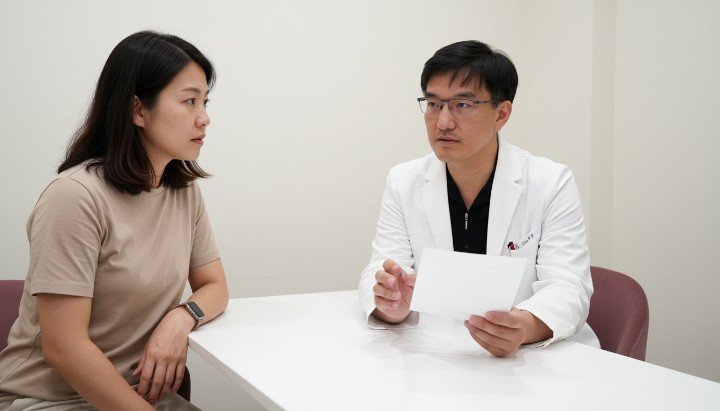 醫師於診間為患者詳細解說減肥針迷思 醫學圖表展示減肥針迷思背後的藥理原理 萊攸診所醫師解析減肥針迷思並預防復胖 專業諮詢室內討論減肥針迷思與常見副作用