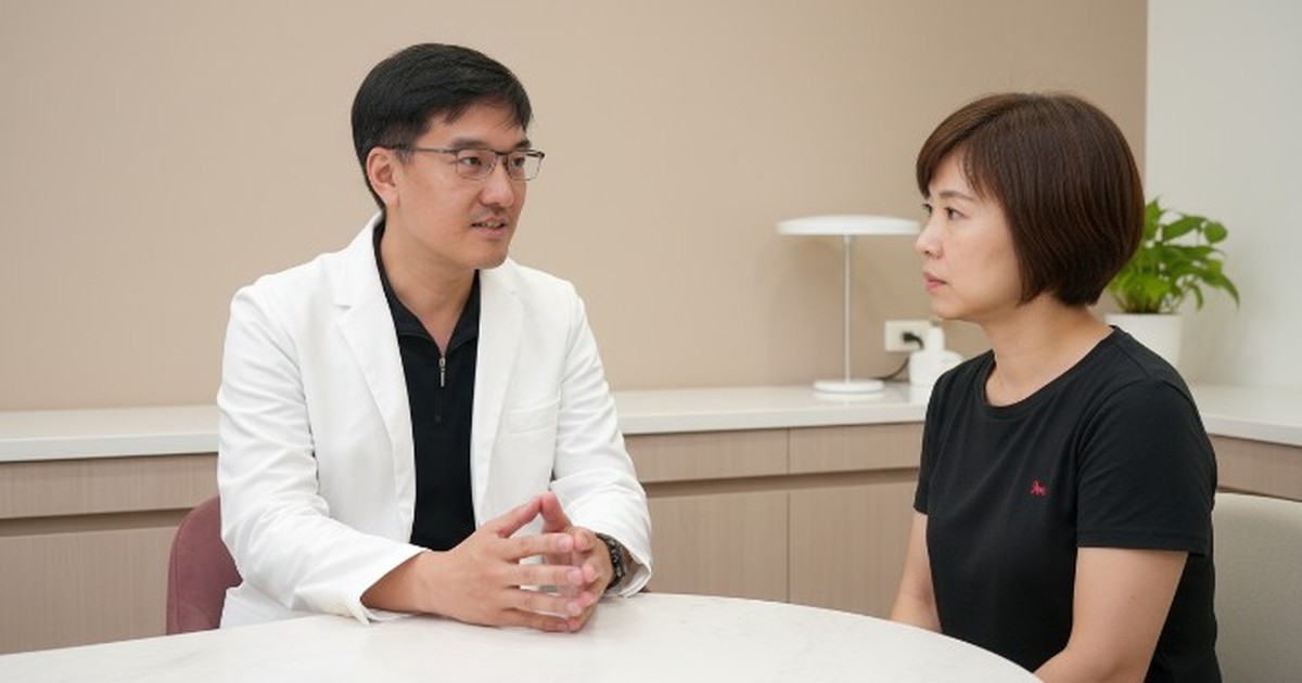 雷射術後皮膚護理重要性說明，展示醫師與患者互動的場景